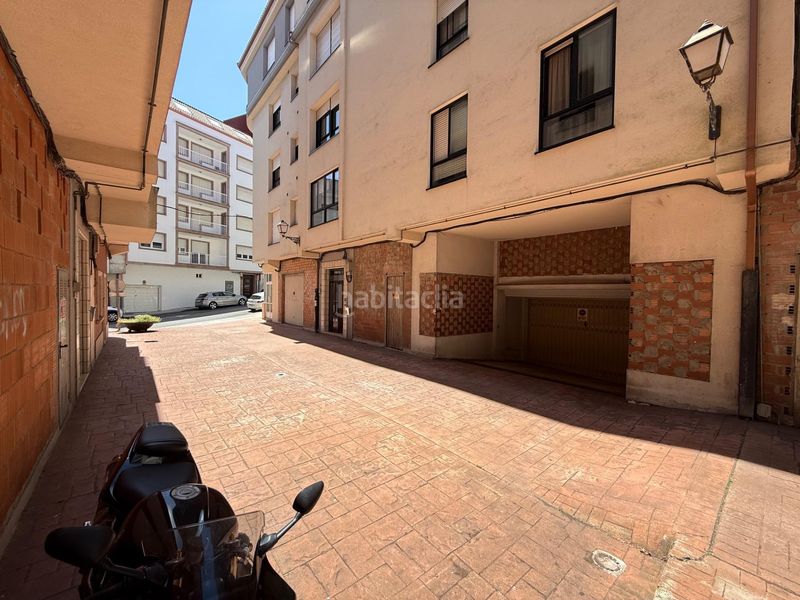 Foto c1644e35-4360-4081-8e31-4d40db40e749. Aparcament cotxe a derechos humanos 2 a Boiro