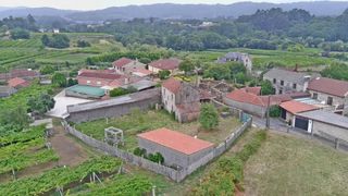 Casa  Lugar o outeiro. Casa tradicional con parcela de 981 m2 para reformar en portas