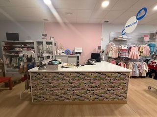 Business premise in Pontecesures. Se vende o se traspasa tienda de ropa infantil