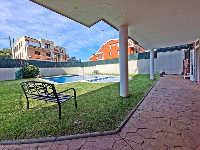 Foto 3ad6ee5c-3847-4e9a-83bf-f9580b08933b. Pis amb calefacció aparcament piscina a O Carril Vilagarcía de Arousa