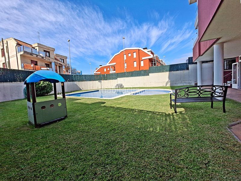 Foto 914a6a8e-4d28-40b2-a51b-4371b0b50ba9. Pis amb calefacció aparcament piscina a O Carril Vilagarcía de Arousa
