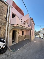 Casa adossada a Boiro. Casa en abanqueiro
