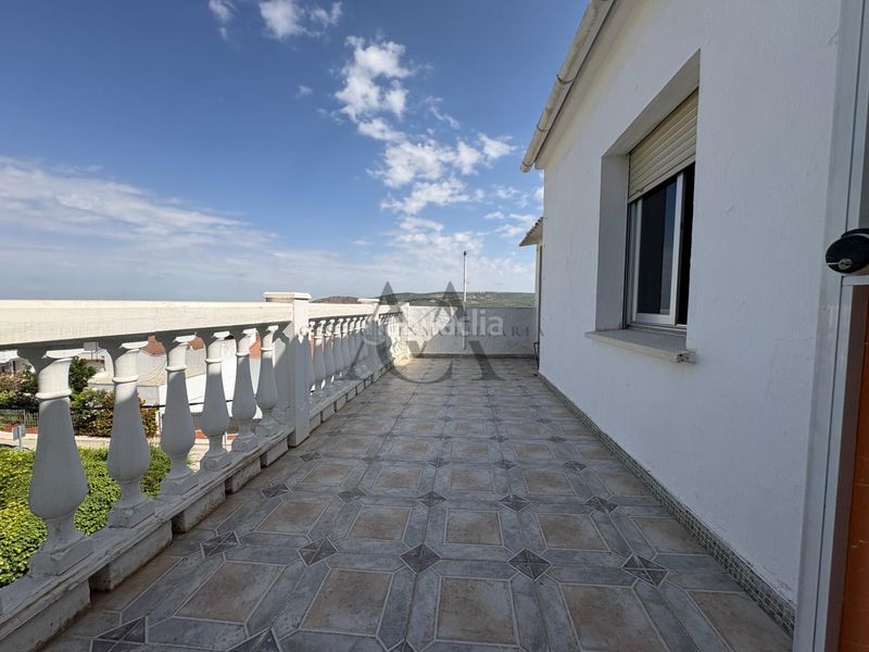 Foto 70b02c5f-ef1c-43eb-975d-ed9f4f67c7a0. Casa amb aparcament a jardín Lucena Lucena