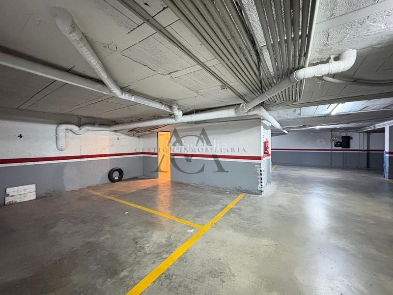 Foto ac66b598-253e-4922-aa2b-250ec43882bd. Aparcament cotxe a Poleares Lucena