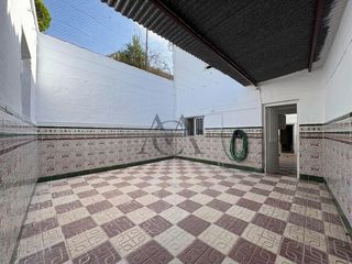 Casa a El Carmen - La Barrera. Casa de 4 dormitorios con amplios patios en zona la barrera, luc