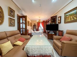 Haus in Hoya del Molino. Casa de 4 dormitorios con terraza en zona la calzada, lucena