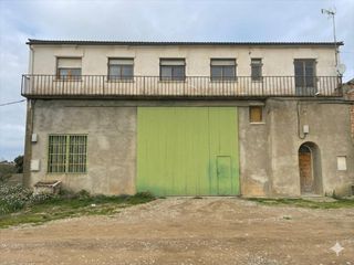 Casa in Biota. Oportunidad única en biota! gran casa con 1.220 m de parcela y j