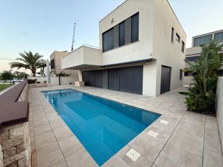 Chalet en Calle veleta 69. Exclusiva villa de dise�o con 280 m� construidos frente a zona v