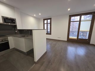 Pis  Avenida del paral�lel. Precioso piso reformado al 100 en finca regia