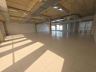 Affitto Ufficio  Calle d'àvila. Oficina diáfana con terraza comunitaria de 1500 m2 en el corazón