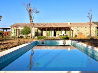 House  Diseminados poligon 2 rustega. Villa rústica con piscina y vistas a la montaña