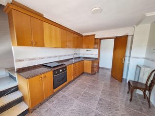 Chalet à Monòver. Amplio chalet con dos viviendas independientes y parcela privada