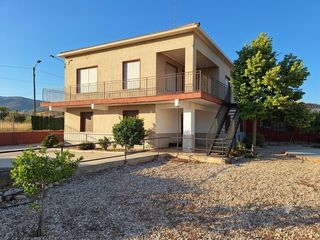 Chalet in Monòver. Amplio chalet con dos viviendas independientes y parcela privada