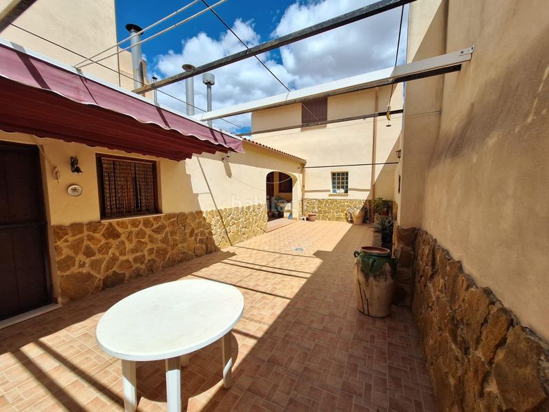 Foto b329599b-dae9-4d1e-9406-153d964b85d3. Casa amb calefacció aparcament a Algueña