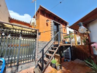Casa pareada en Castalla. Casa con encanto, reformada y amueblada en el casco histórico de