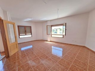 Casa adossada a Pinoso. A estrenar! adosado de esquina con 4 dormitorios, 2 baños y gara