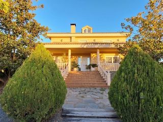 Xalet a Banyeres de Mariola. Villa de lujo con piscina cubierta, jardín y garaje en banyeres