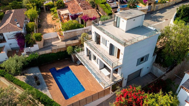 Foto 22b2b76c-6d64-4922-a965-cbab8d597bea. Casa amb calefacció aparcament piscina a Canyelles Lloret de Mar