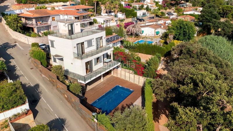 Foto 545296dd-5447-4dee-ae0f-26388ab98540. Casa amb calefacció aparcament piscina a Canyelles Lloret de Mar