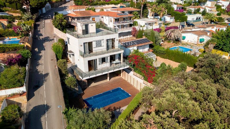 Foto 78b6a63a-6fc5-49f5-a874-53df507cb2fa. Casa amb calefacció aparcament piscina a Canyelles Lloret de Mar