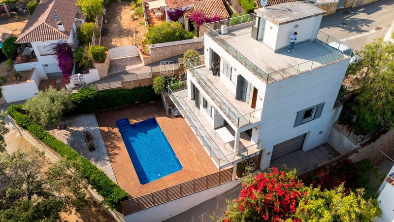 Foto 79265a51-b4af-4fca-85b8-93f80d1bc309. Casa amb calefacció aparcament piscina a Canyelles Lloret de Mar