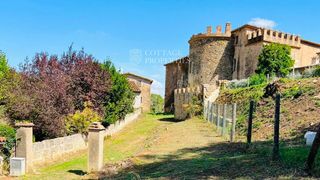 Building in Camós. Castillo histórico en venta en camos, pla de lestany, girona