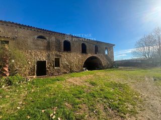 Masia  Afores. Masia del siglo 1840 en venta en besalú garrotxa girona.