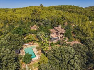Masía en Llado s/n. Masía del siglo xviii en venta en cistella, alt empordà, girona.