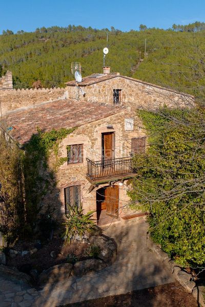 Foto dda6fc8e-71c8-4be8-b283-6608210f5e5b. Masia a llado a Cistella