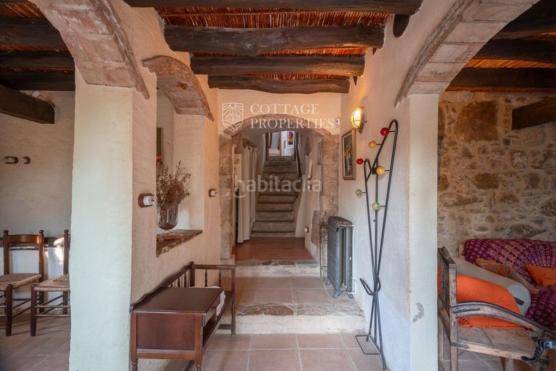 Foto dffb5bf1-60d1-4d36-a29a-c0b67301675a. Masia a llado a Cistella