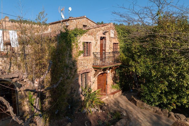 Foto f4a7ef69-f497-422f-b759-14bca684c023. Masia a llado a Cistella
