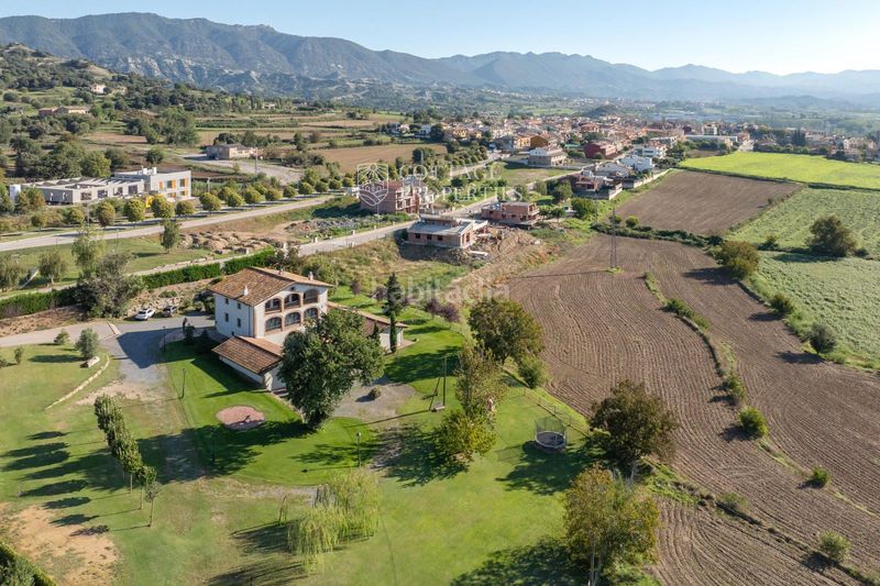 Foto b8d8a287-90bb-4560-b212-9d3e9bd538ff. Masia amb aparcament a Torelló