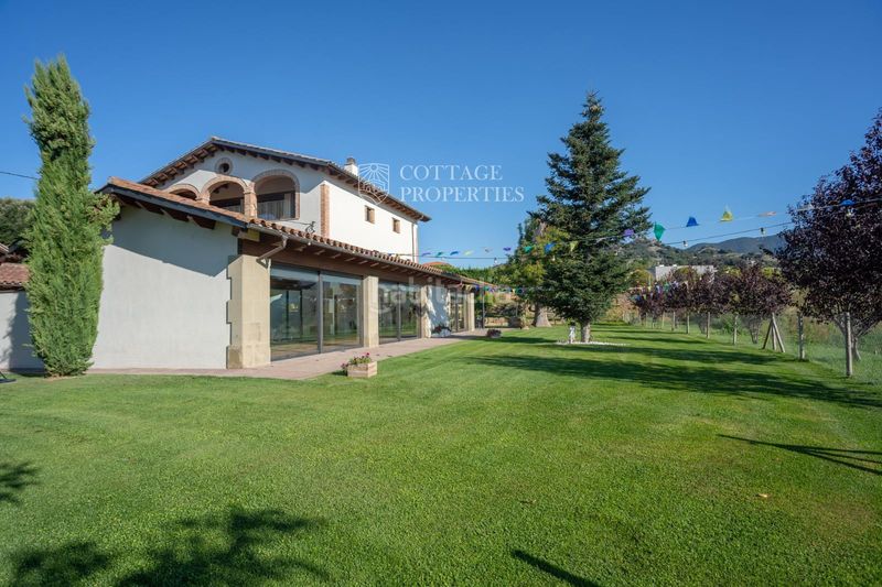 Foto e5dbe6d2-e9e4-4174-9eed-15ca25b051f0. Masia amb aparcament a Torelló