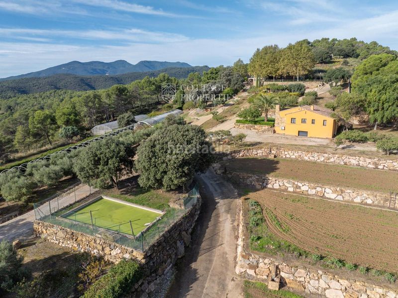 Foto 03939b2a-a00a-4717-a9dd-9d7393a683ce. Masia amb calefacció aparcament a Cistella