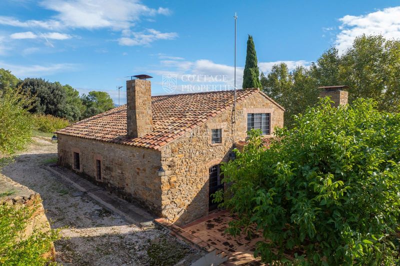 Foto a46408af-e786-46df-b0a9-4365ccee1b99. Masia amb calefacció aparcament a Cistella