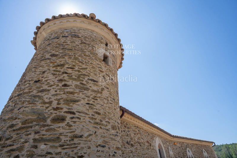Foto a75ac457-f7ba-4e93-8e78-d8c6744f456f. Masia amb calefacció piscina a Llambilles