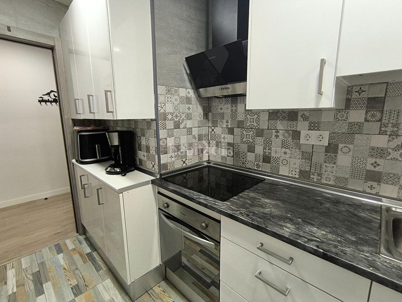 Foto e70acaac-4336-4a32-a1bb-f1e2f29e9407. Piso venta piso totalmente reformado y equipado . ideal inversión en Málaga