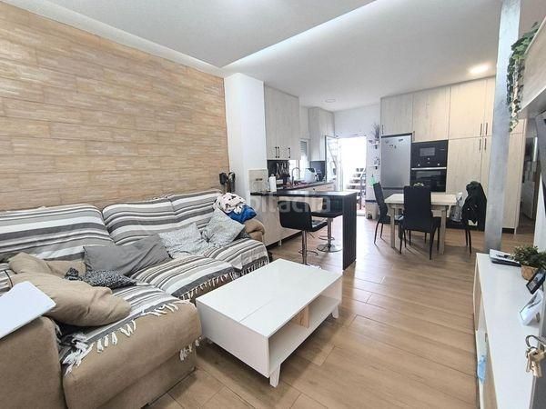 Foto a99df662-4880-4dd7-aa12-b944e2f25f2a. Casa adossada amb calefacció a Santa Isabel Málaga