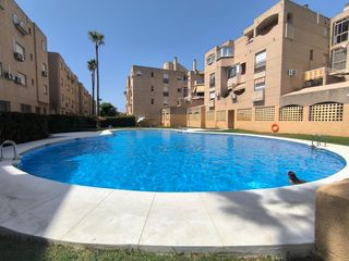 Miete Etagenwohnung in Guadalmar. Alquiler piso junto a la playa en recinto con piscina y pádel