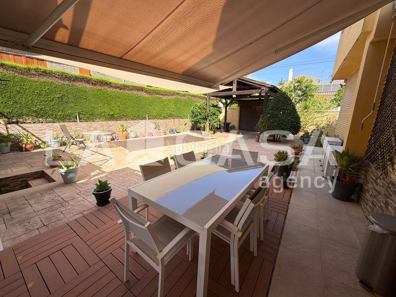 Foto 0115a7cb-af27-46cd-9888-5dda5348bd84. Casa aparellada amb aparcament piscina a cerros de Montequinto Montequinto