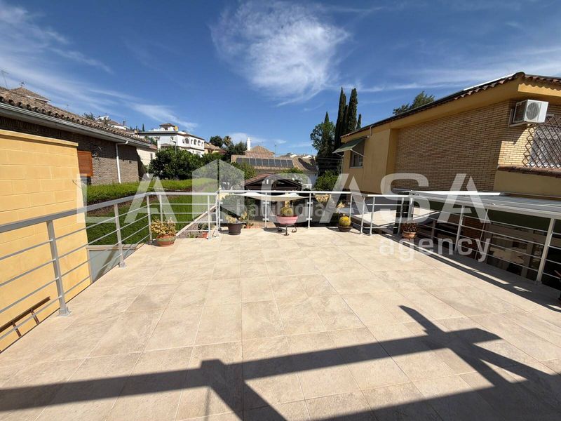 Foto 11180ce2-fd1f-4297-8f7a-f3086b961359. Casa aparellada amb aparcament piscina a cerros de Montequinto Montequinto