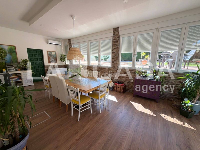 Foto 211b76e8-fb51-4dc7-b7d1-b57278439261. Casa aparellada amb aparcament piscina a cerros de Montequinto Montequinto