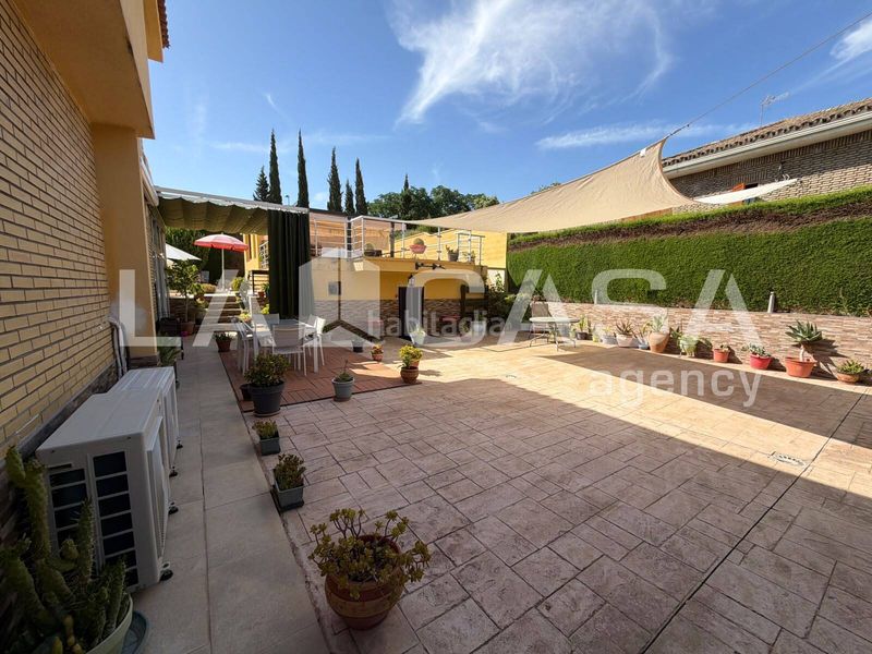 Foto 879ae9a4-d6bd-4fed-9378-0754478b1556. Casa aparellada amb aparcament piscina a cerros de Montequinto Montequinto