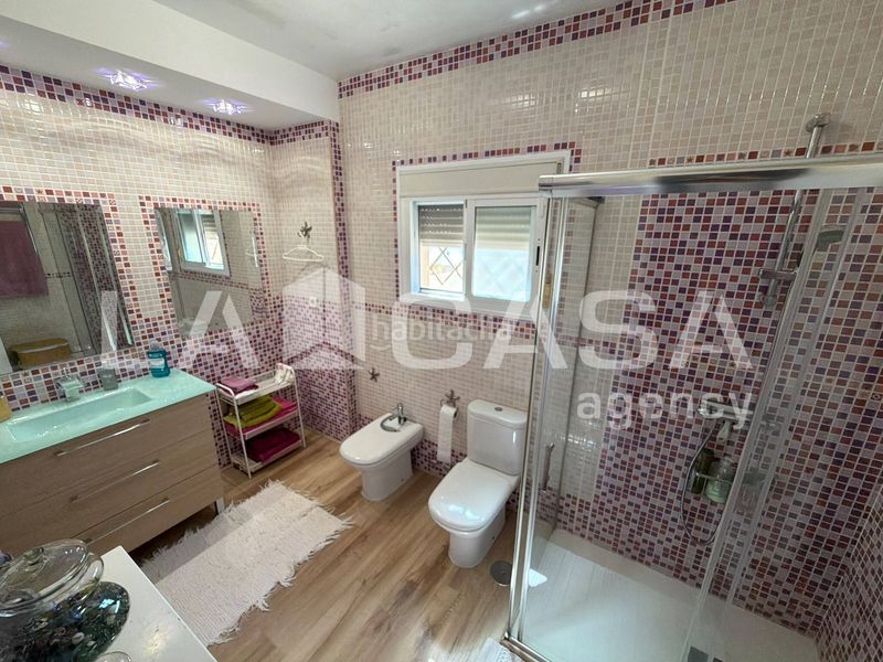 Foto d45ed2a7-b834-4bea-98ec-0baf1c39a680. Casa aparellada amb aparcament piscina a cerros de Montequinto Montequinto