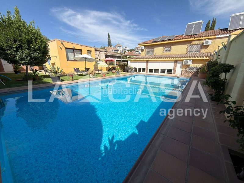 Foto de5610f4-6858-4996-9edb-52ec5a398753. Casa aparellada amb aparcament piscina a cerros de Montequinto Montequinto