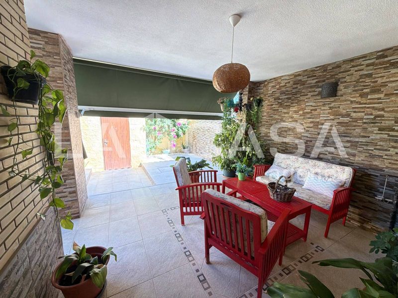 Foto e5e6335b-623e-4c5c-910c-273c288497ff. Casa aparellada amb aparcament piscina a cerros de Montequinto Montequinto