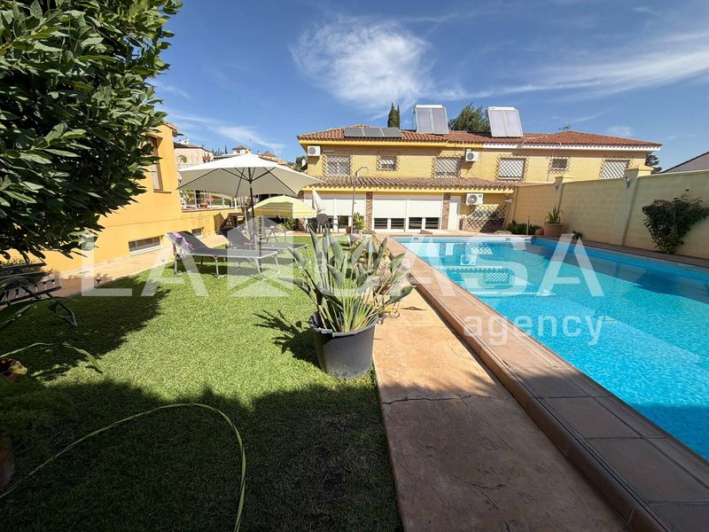 Foto f2cb220b-f153-4e62-ac78-f3175b4b57fe. Casa aparellada amb aparcament piscina a cerros de Montequinto Montequinto