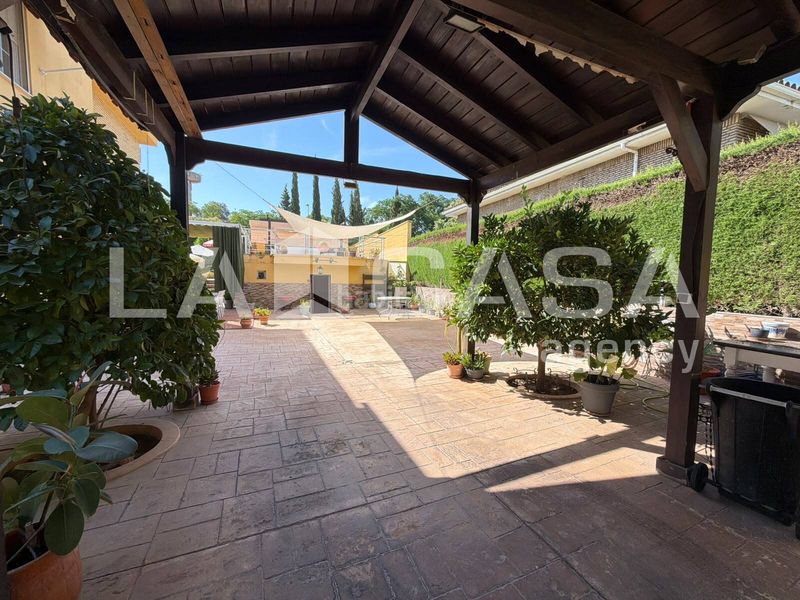 Foto f9130068-6e4d-4f64-9f54-ac11b19f1d29. Casa aparellada amb aparcament piscina a cerros de Montequinto Montequinto