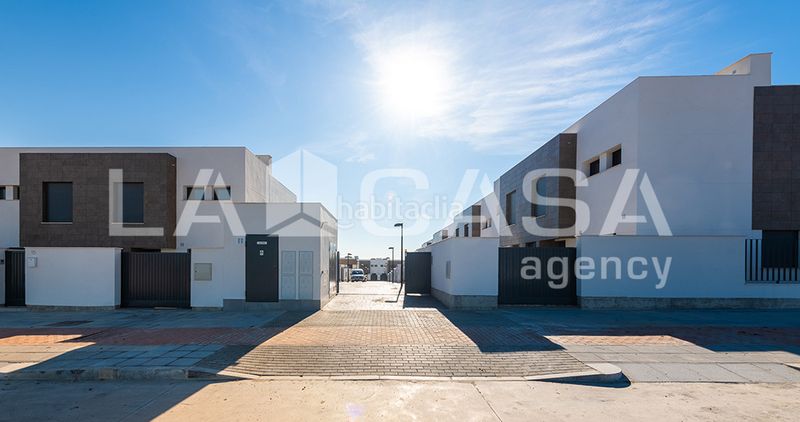 Foto 71f3fd5d-7397-4902-85d8-6f4540503c56. Casa adossada amb aparcament piscina a Entrenúcleos Dos Hermanas