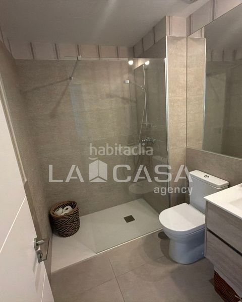 Foto 348f31ec-6e2e-4f80-a44c-9588cf2d0a7d. Casa adossada amb aparcament piscina a Entrenúcleos Dos Hermanas
